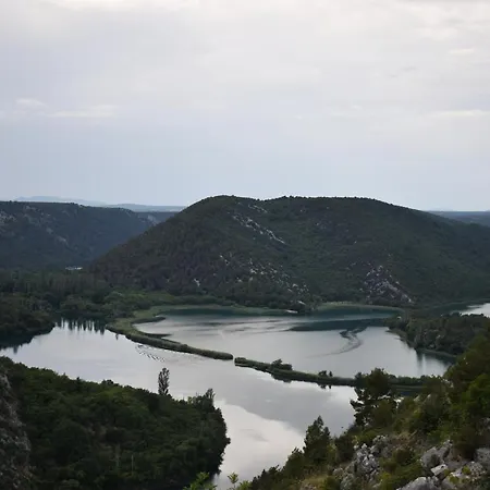 Matanovi Dvori-krka National Park Гостевой дом Лозовац